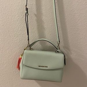 I am selling my Michael kors bag